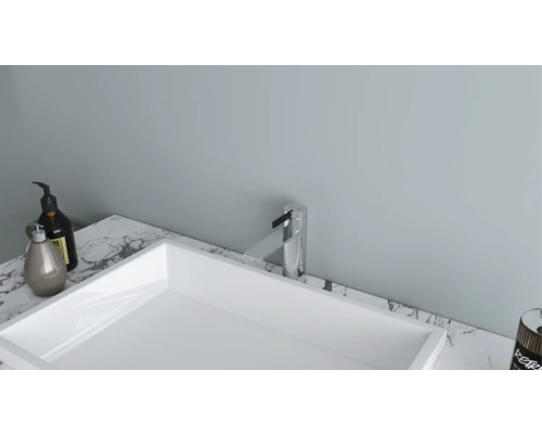 Tvättställ med blandare och tvålpump på marmorskiva