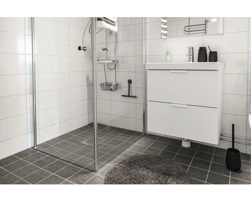 Ljust badrum med dusch, tvättställsskåp och grått kakel