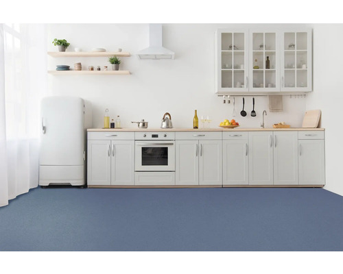 Ljust kök med pentry, köksbord, köksskåp och golvbeläggning