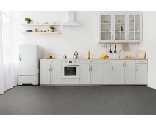 Ljust kök med köksskåp, kylskåp, spis, diskho och hyllor