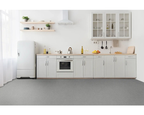 Ljust kök med integrerat kök, köksmaskiner och hyllor