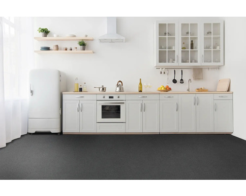 Ljust kök med pentry, retrokylskåp och mörkt golv