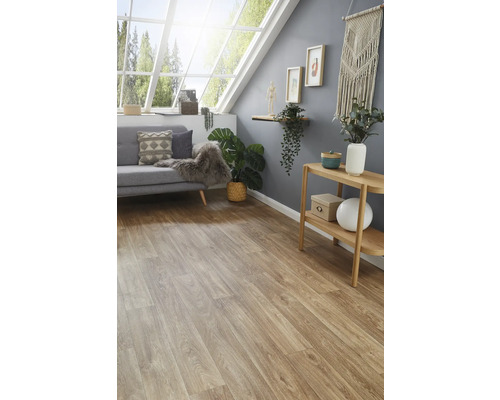 Ljust vardagsrum med laminatgolv i trädesign, soffa och dekoration