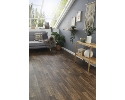 Vardagsrum med grå soffa, trähylla och laminatgolv i trälook