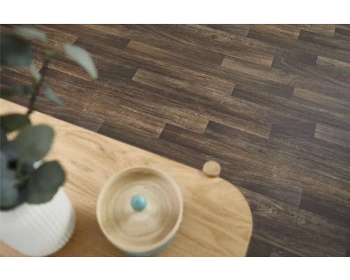 Brunt laminatgolv i vardagsrum.