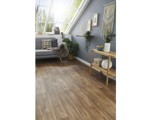 Ljust vardagsrum med trägolv, soffa och dekoration