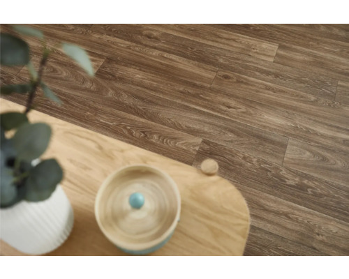 Brunt vinylgolv med trästruktur