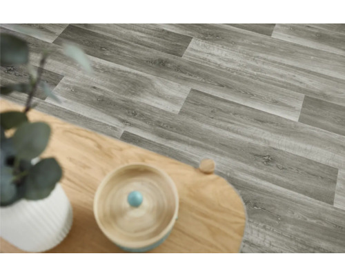 Grått vinylgolv i träutseende lagt inomhus