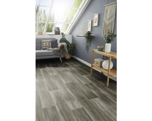 Ljust rum med grått vinylgolv i träutseende, soffa, hylla och dekoration
