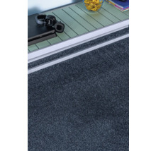 Detaljvy av en mörkgrå matta i ett rum.