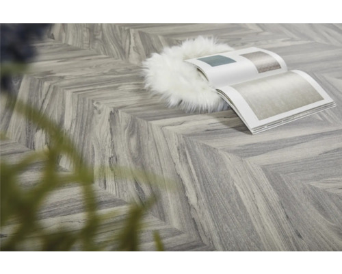 Vinylgolv lagt i fiskbensmönster med tidning