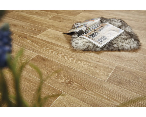 Golvbeläggning med träutseende och tidning på en matta