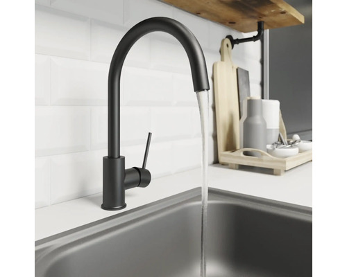 Köksblandare med rinnande vatten i en diskho