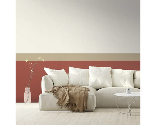 Vardagsrum med soffa, bord och dekorativ väggdesign