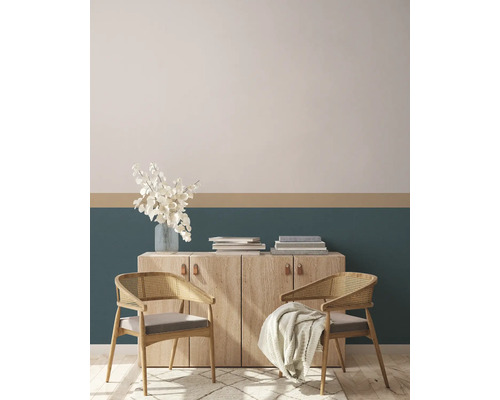 Vardagsrum med byrå, blommor, böcker och två stolar med kuddar