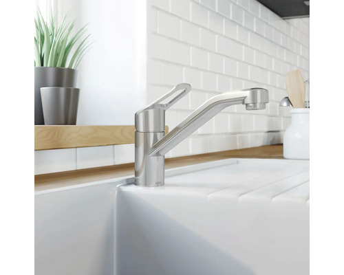 Köksblandare av metall på diskbänken