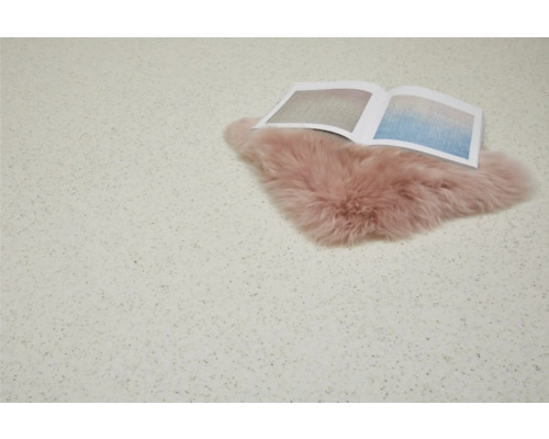 Scen med en bok på en fällmatta på ett texturerat golv