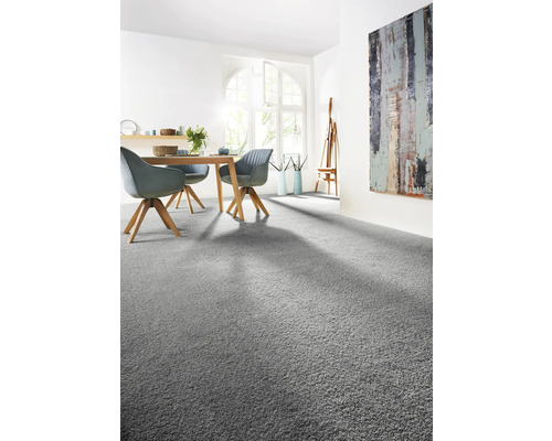 Grå matta i en ljus matsal med matbord och stolar