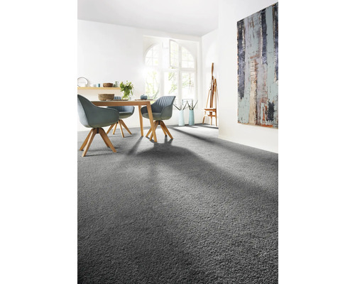 Ljust rum med matbord och matta