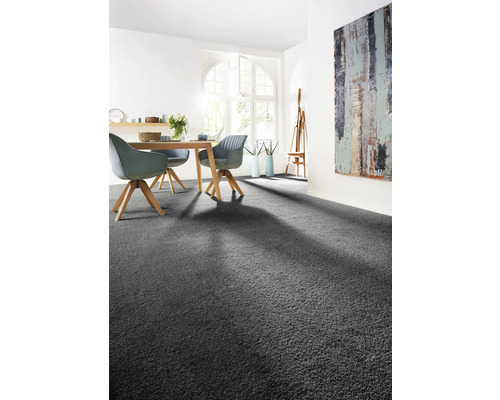 Interiör med matta, matbord och stolar