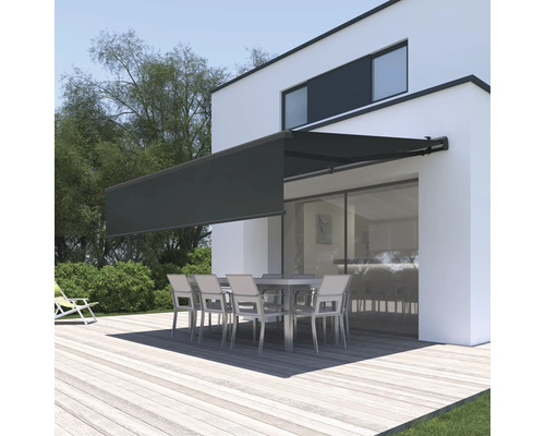 Terrass med markis och sittgrupp framför ett modernt hus