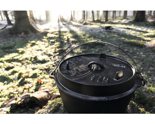 Holländsk ugn i gjutjärn med lock i skogen