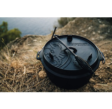 Petromax Dutch Oven med locklyftare på naturlig bakgrund
