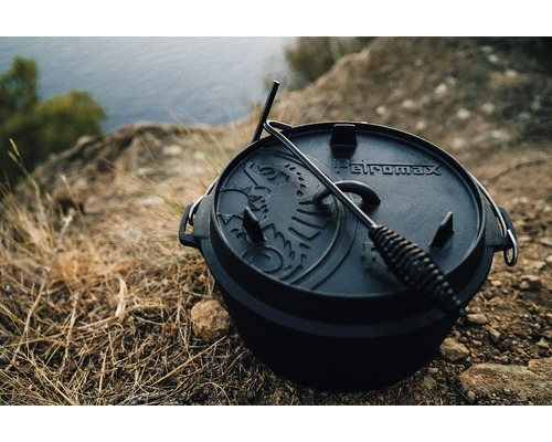 Petromax Dutch Oven med locklyftare på naturlig bakgrund