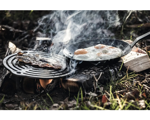 Tillagning av bacon och ägg över en lägereld.