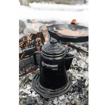 Petromax Perkolator kaffekanna på ett grillgaller över en lägereld