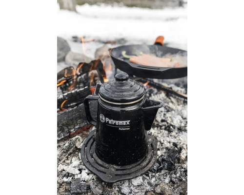 Petromax Perkolator kaffekanna på ett grillgaller över en lägereld