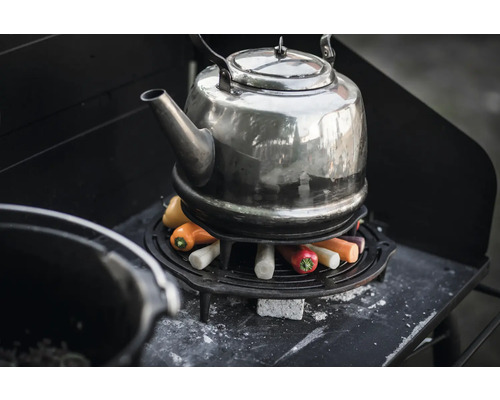 Tekanna på en grill med grönsaker