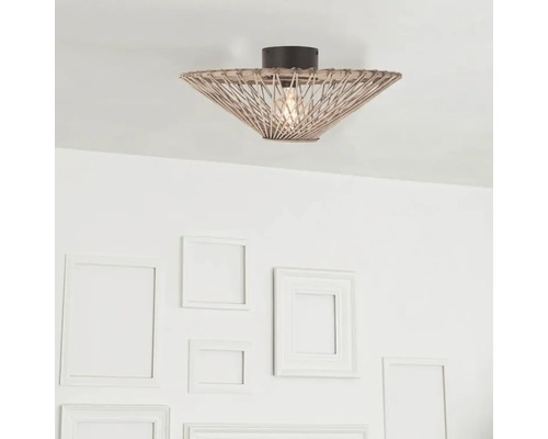 Taklampa i rotting i ett ljust rum