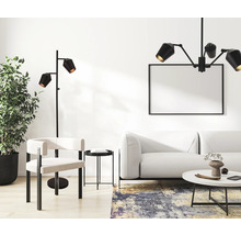 Vardagsrum med soffa, fåtölj, golvlampa och taklampa