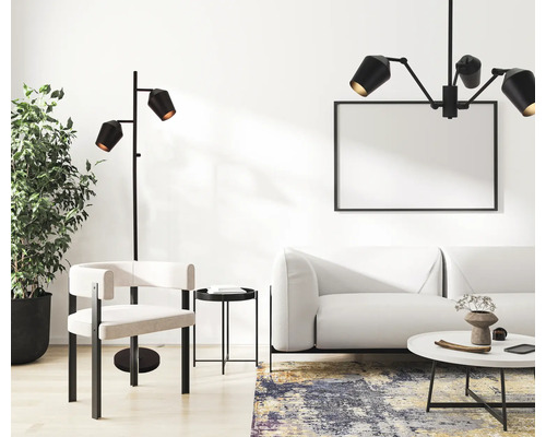 Vardagsrum med soffa, fåtölj, golvlampa och taklampa