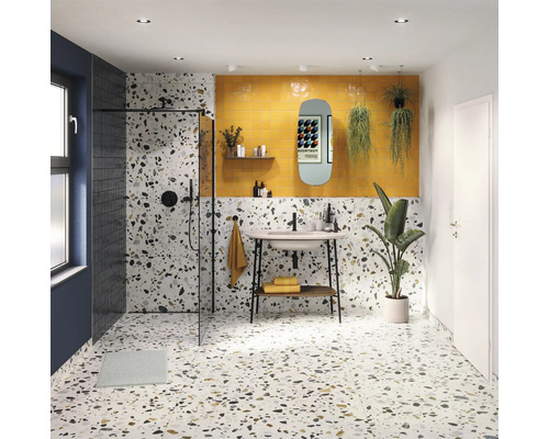 Klinker Crisp XL white vit terrazzolook matt 59,5x120x1 cm Ljust badrum med dusch, handfat och terrazzogolv