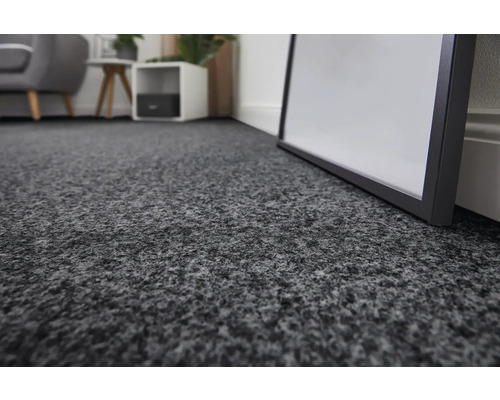 Närbild av en grå heltäckningsmatta i ett rum