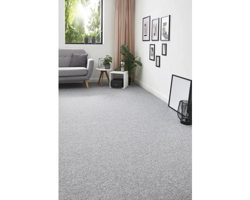 Grå matta i ett ljust vardagsrum med soffa, bord och dekoration