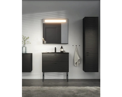 Badrum med tvättställsskåp, spegel, hängskåp och handdukskrokar