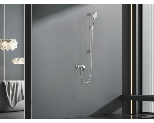 Badrum med utanpåliggande duschsystem och badkarsblandare