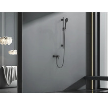 Modernt badrum med duschblandare, badkar och dekorativa lampor