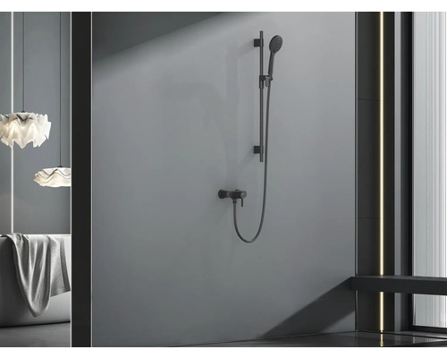 Modernt badrum med duschblandare, badkar och dekorativa lampor