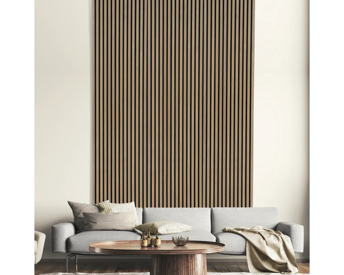 Vardagsrum med väggpaneler, soffa och bord