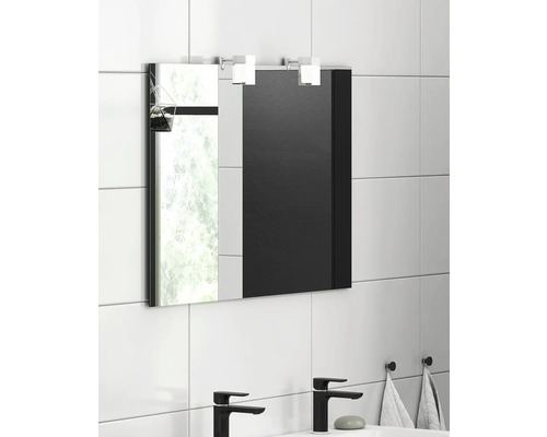 Badrum med spegelskåp och belysning