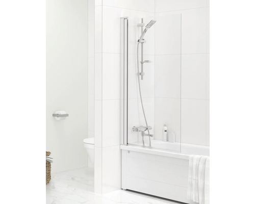 Badrum med badkar, duschvägg och handduschset