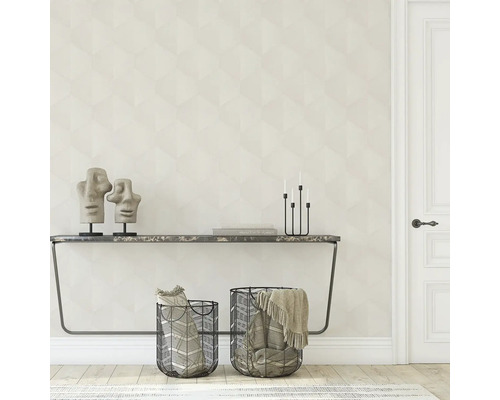 Ljust rum med geometrisk tapet, konsolbord, dekoration och korgar