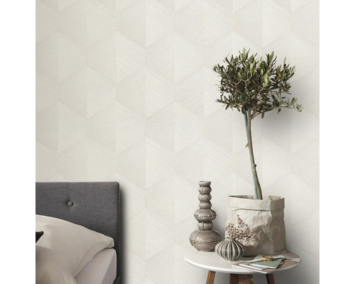 Ljust rum med mönstrad tapet, sängbord, dekoration och säng