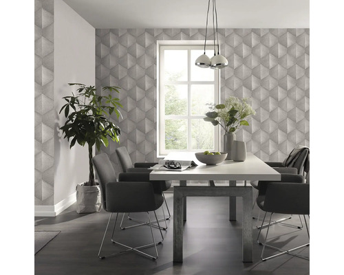 Matsal med matbord, stolar, krukväxt och tapet med geometriskt mönster