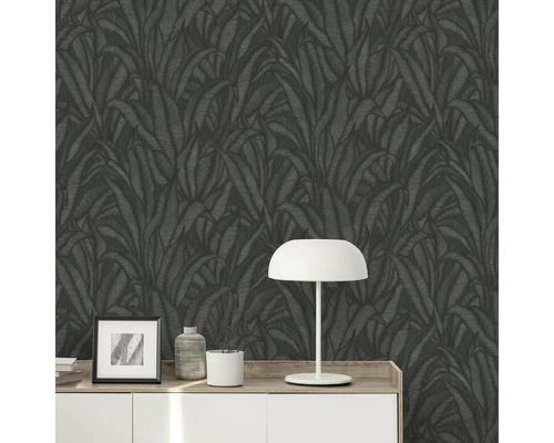 Tapet med bladmönster på en vägg ovanför ett skåp