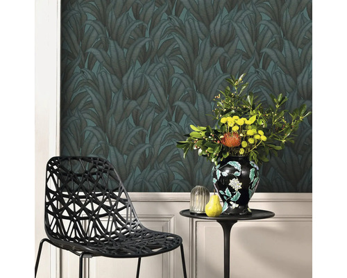 Dekorativ tapet med bladmönster, bord med blomsterarrangemang och designstol